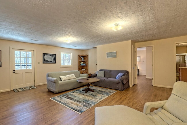 Building Photo - 1021 Saddle Back Cir