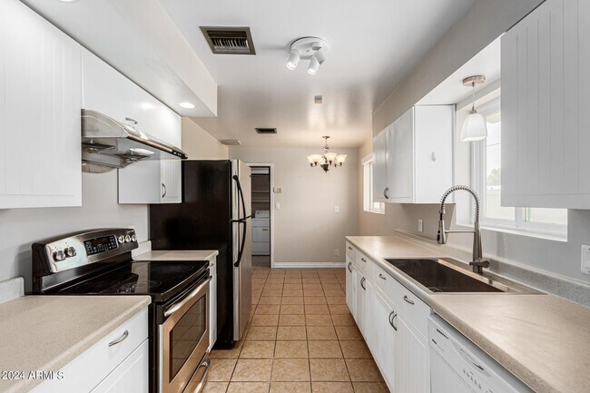 Building Photo - 1854 E Palmcroft Dr