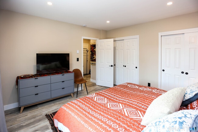 Building Photo - 36 Turn of River Rd