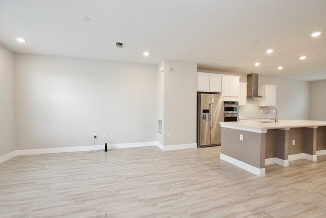 Building Photo - Luxurious 3/3.5 Spacious Townhome with a B...