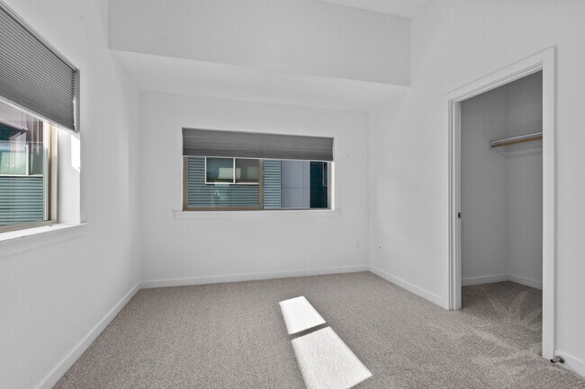 Building Photo - 3bd/1.5ba Seattle Townhouse