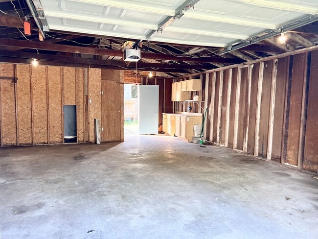 Building Photo - MOVE IN NOW & SAVE BIG! GET 1/2 OFF SEPTEM...