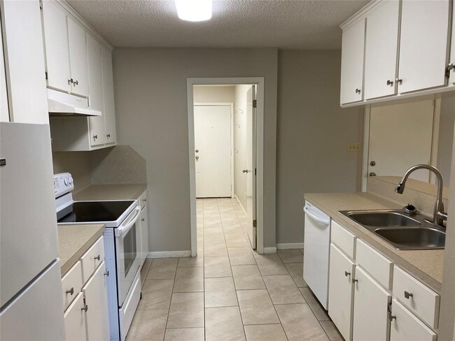 Building Photo - 3011 Sand Dr