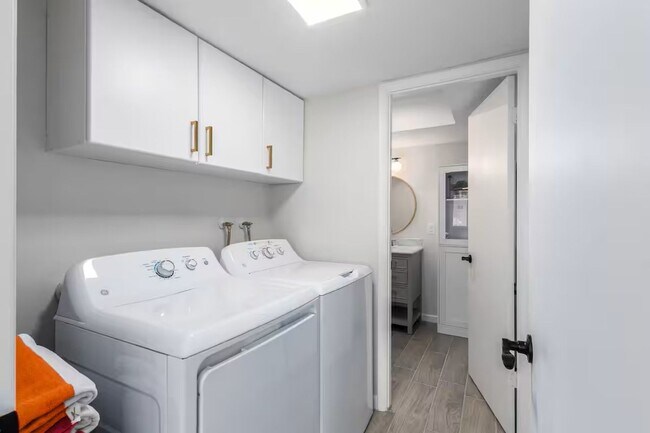 Building Photo - Heart of Old Town Scottsdale 2 bedroom 2.5 bathroom!