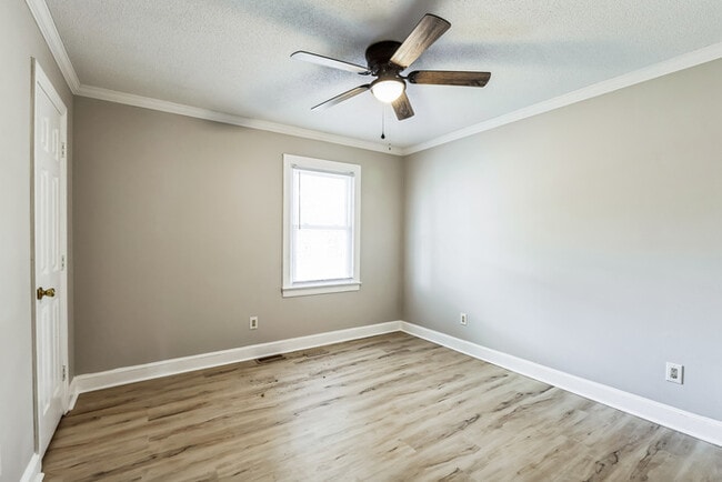Building Photo - 412 Circle Dr