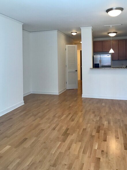 Building Photo - 450 E Waterside Dr
