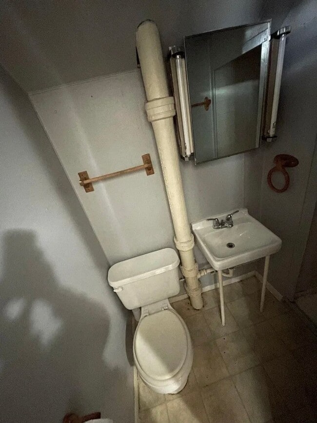 Building Photo - 2416 Algoma St