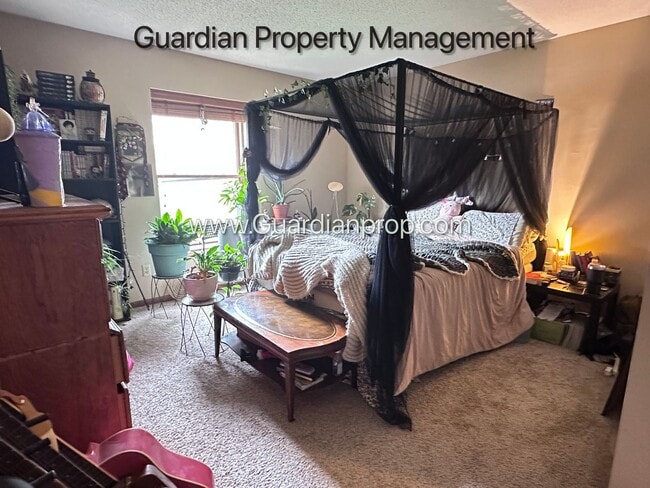 Building Photo - Plymouth Town Home, 1 Car Garage, Dishwasher, In Unit Laundry, Patio