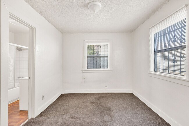 Building Photo - MODERN 2BED/1BATH APARTMENT WITH WASHER/DRYER HOOKUPS | SOUTH LA