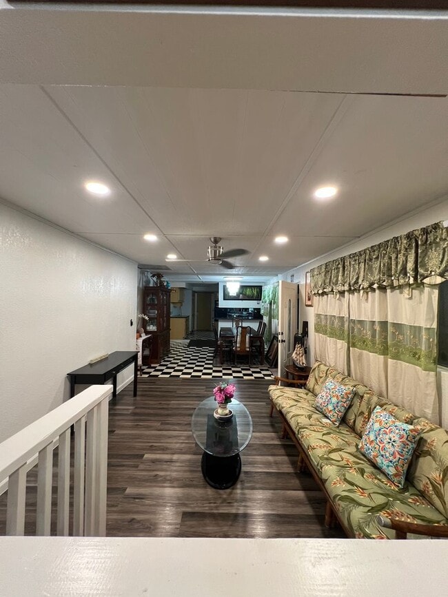 Building Photo - Beautiful Home-4/2/2 & Fenced Yard