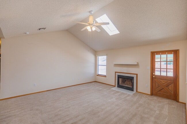 Building Photo - 3 Bedroom 2 Bath Home