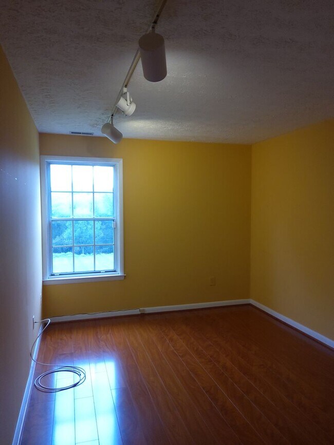 Building Photo - Two Bedroom/ Two Bath Condo at Falls Garde...