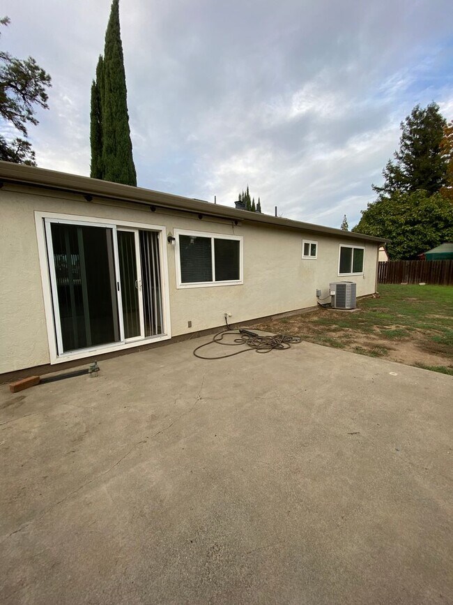 Building Photo - Available NOW - Cute 3 Bed 2 bath home in ...