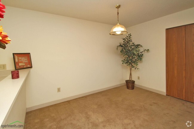 Dining Room - Capitol Commons Apartments and Townhomes