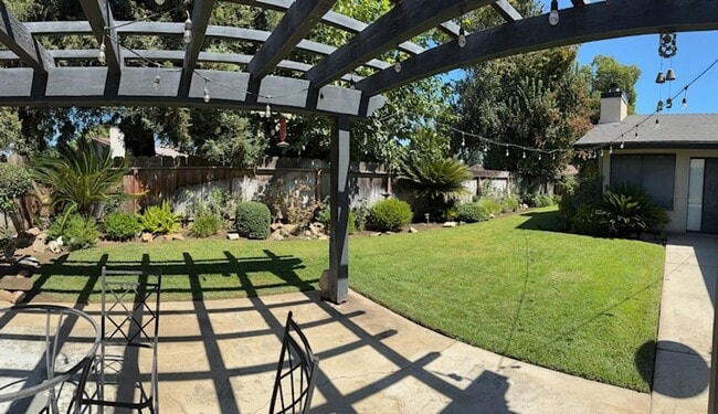 Building Photo - $2,250 Armstrong & Sierra, Beautiful 3 Bed...