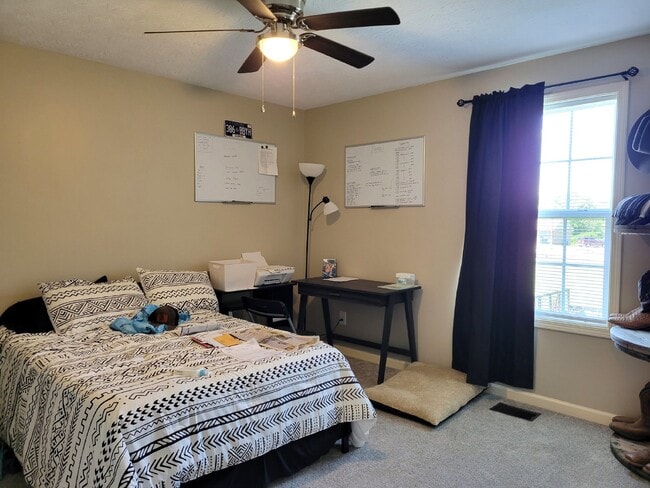 Building Photo - Spacious 2 bedroom, 2 full bath unit