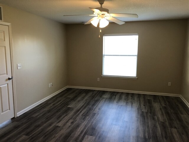 Building Photo - 3201 Ginny Lake Dr