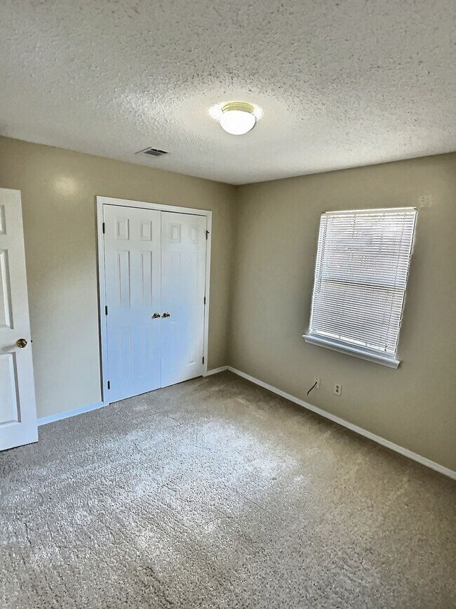 Building Photo - 3-Bedroom, 2-Bath Home Minutes From St. Ma...