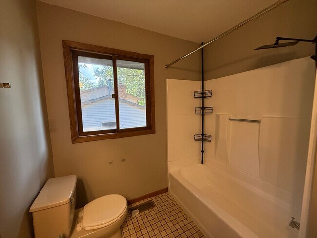 Building Photo - Spacious 4 Bedroom Home in Coon Rapids