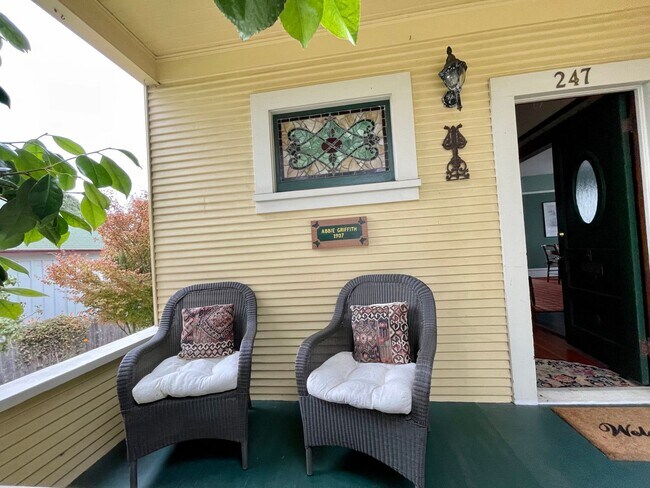 Building Photo - Pacific Grove Historical 3 Bed 2 Bath