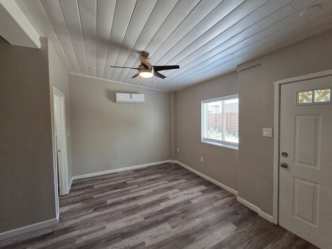 Building Photo - Phoenix 3 Bed/3 Bath in Coronado!