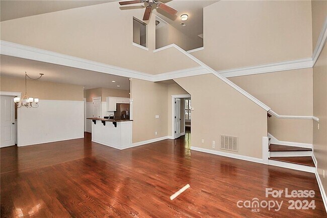 Building Photo - 2300 Mirow Pl