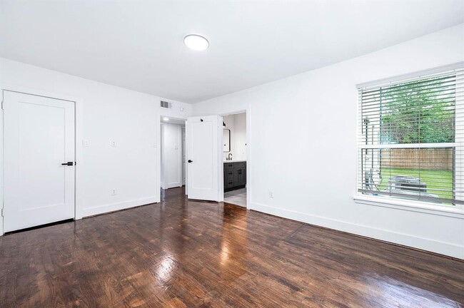 Building Photo - 4915 Jackson St