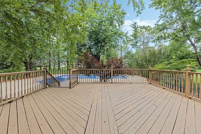 Building Photo - AVAILABLE NOW-- 4-Bed/5-Bath in the heart ...