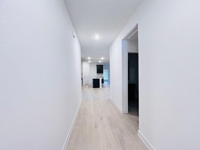 Building Photo - 30634 Windermere