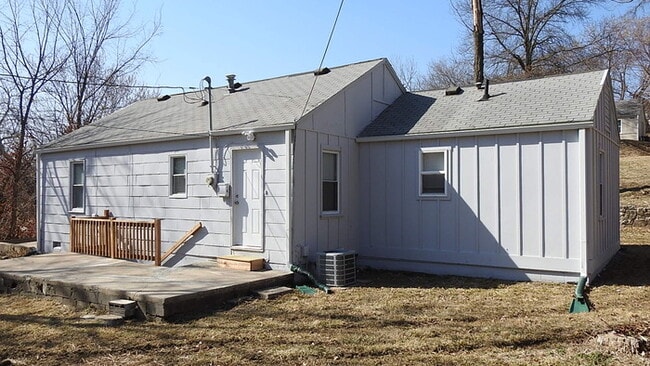 Building Photo - Cozy 3 bedrooms and 2 full baths home located on Holt Lane in Kansas City, KS