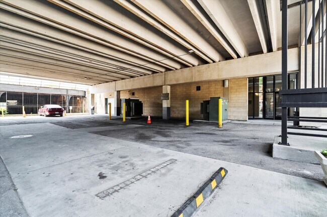 Building Photo - 833 W 15th Pl