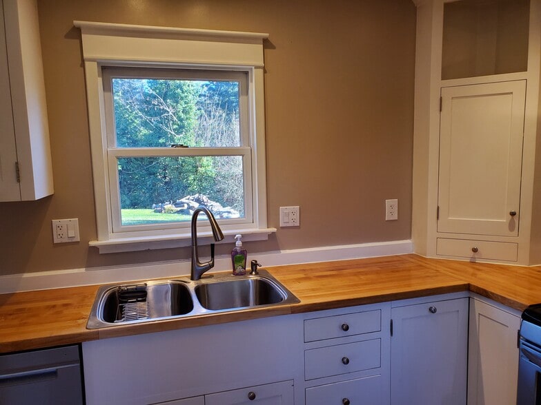 Kitchen - 3430 SW Scholls Ferry Rd