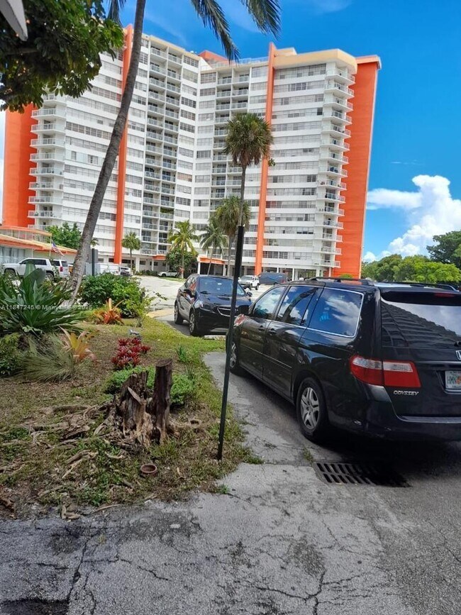 Building Photo - 1301 NE Miami Gardens Dr