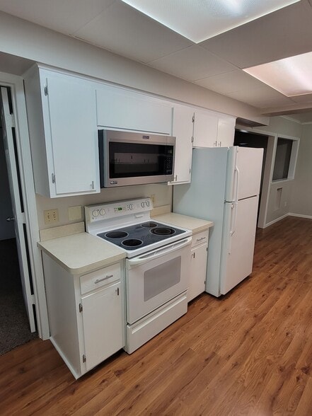 Kitchen appliances - 308 Lewis St S