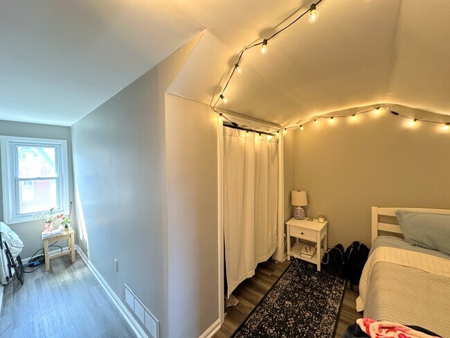 Building Photo - 2221 Jane St