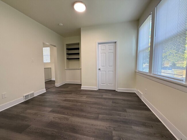 Building Photo - Updated 3BR 1.5 bath house with office/ of...