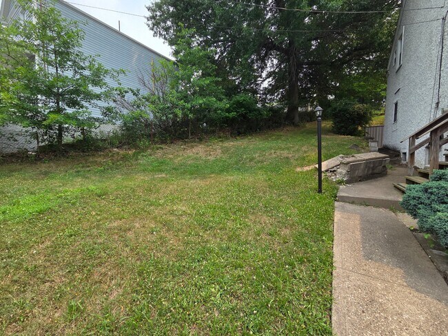 Building Photo - 313 Rinne St