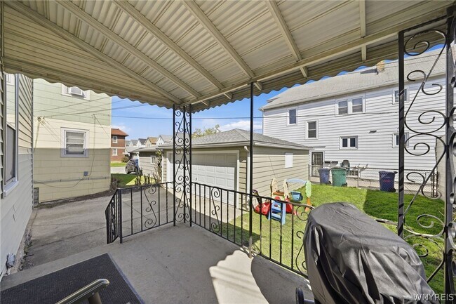 Building Photo - 226 Tacoma Ave