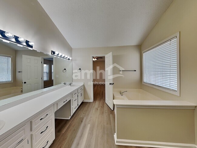 Building Photo - 1017 Queensbury Run