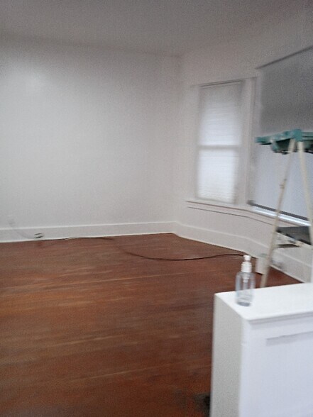 Building Photo - 547 NE Knott St