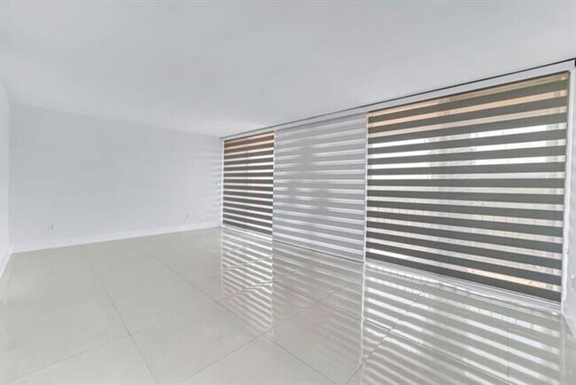 Building Photo - 9240 Fontainebleau Blvd