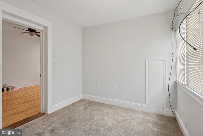 Building Photo - 448 Roxborough Ave