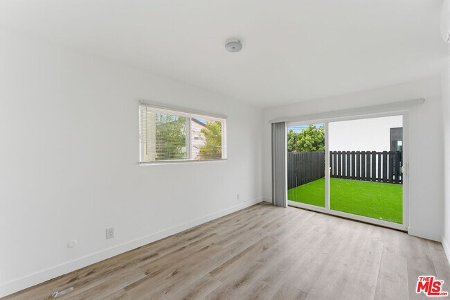 Building Photo - 825 S Detroit St