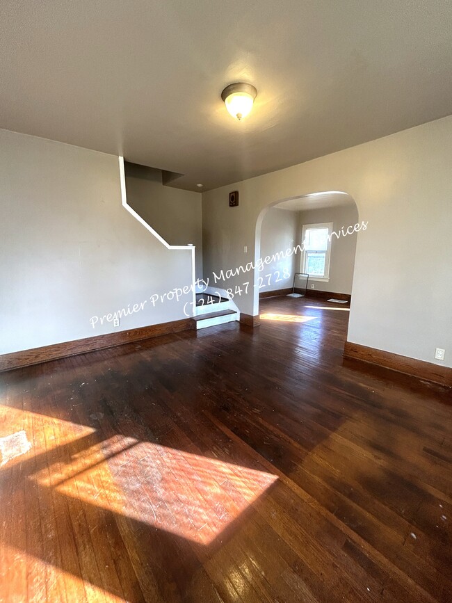 Building Photo - 979 King St