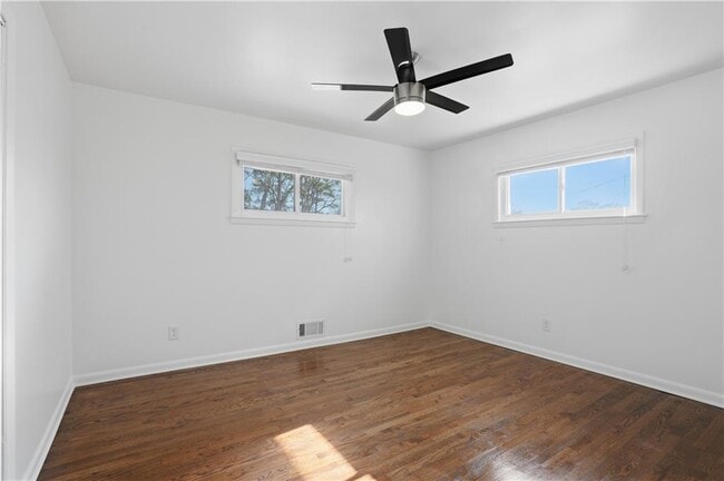 Building Photo - 2467 Elmwood Cir SE