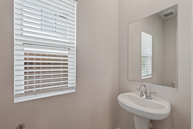 Building Photo - 7762 Bergamot Cir
