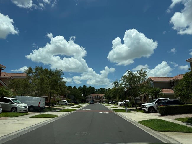 Building Photo - Come and Experience This Townhouse