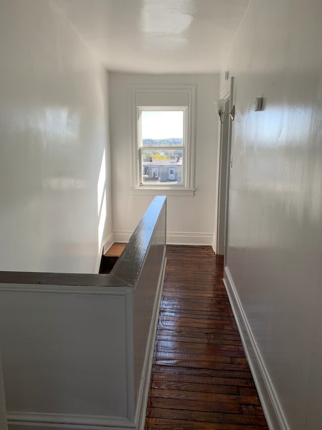 Building Photo - Spacious 4 Bedroom 1.5 Bath, 2 Car Garage-...