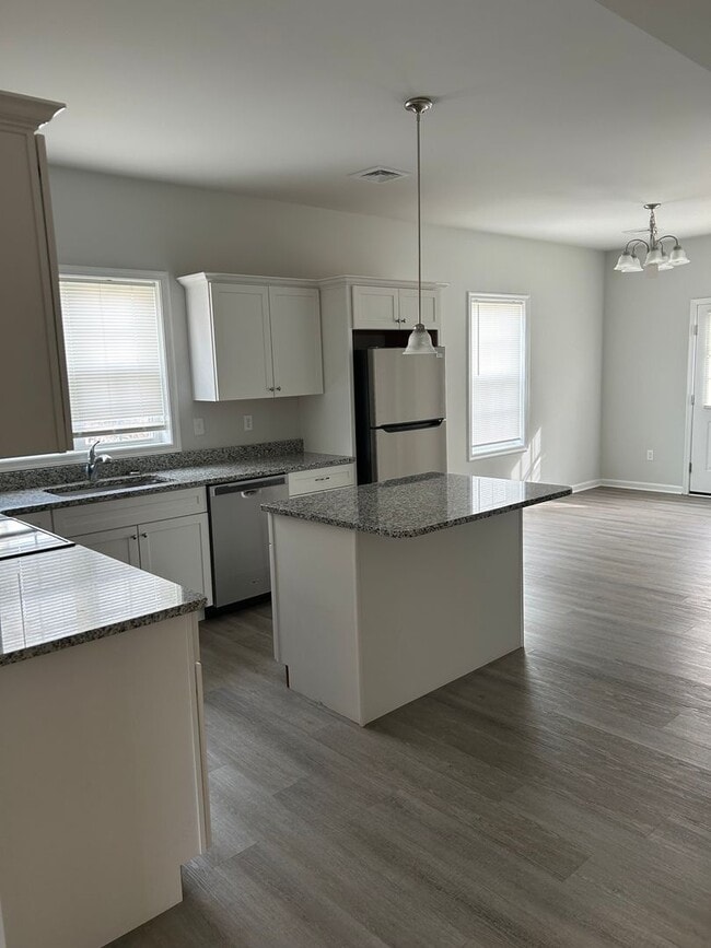 Building Photo - Like new 3 bedroom 2.5 bath townhouse