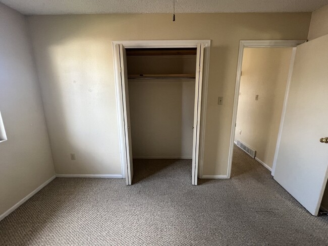 Building Photo - One Bedroom Apartment Close to Dell Range